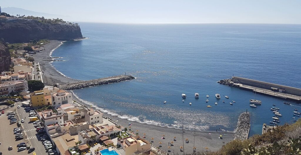 Playa Santiago con el puerto y el paseo marítimo alt: "Playa Santiago, puerto pesquero en Alajeró, La Gomera"