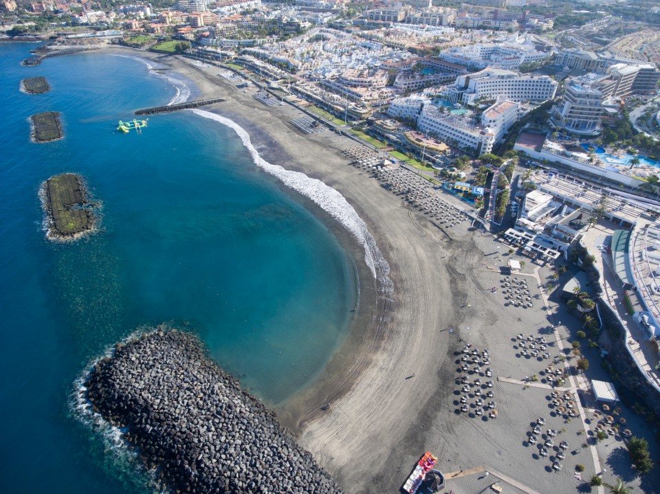 Playa Torviscas Costa Adeje con arena dorada y aguas tranquilas en el sur de Tenerife
