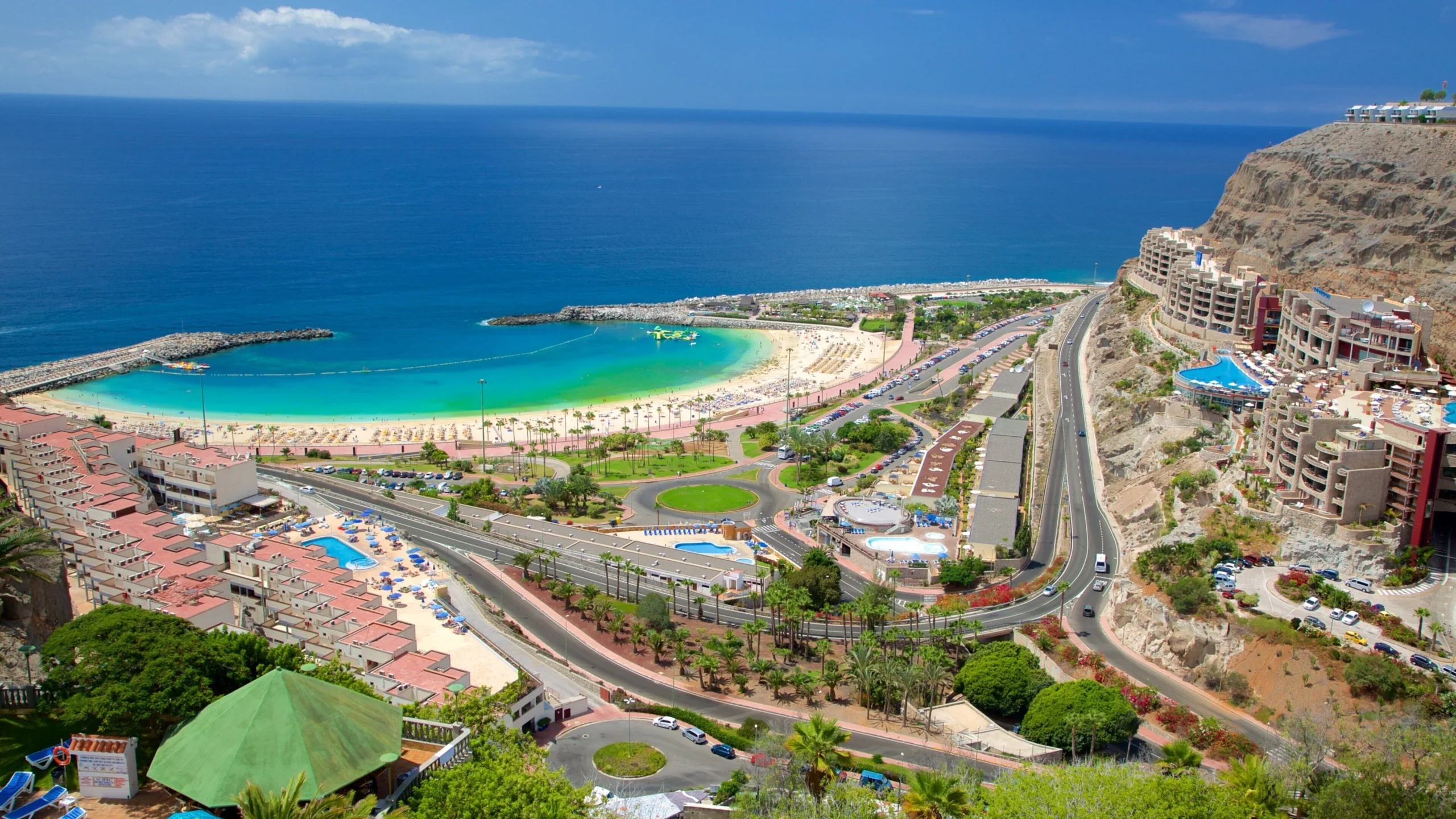 Playa de Amadores en Mogán, Gran Canaria, arena clara y aguas turquesas