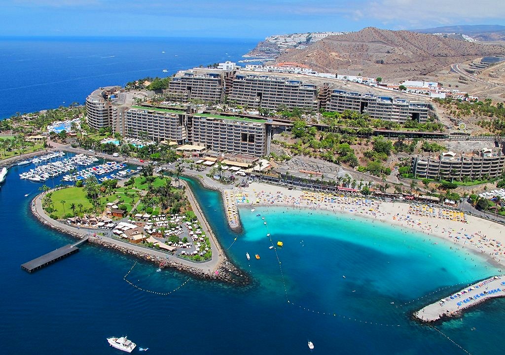 Playa de Anfi del Mar con arena blanca y mar tranquilo en Mogán, Gran Canaria
