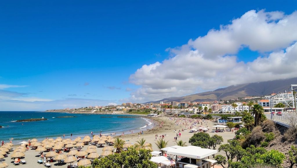 Playa de Fañabé con arena dorada y aguas tranquilas en Costa Adeje Tenerife
