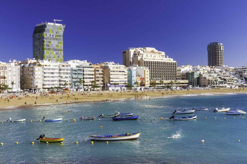 Playa de Las Canteras con arena dorada y paseo marítimo, Las Palmas de Gran Canaria, Gran Canaria