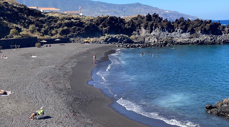 Playa de Los Cancajos con arena negra volcánica y aguas cristalinas, Breña Baja, La Palma