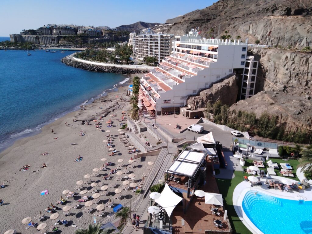 Playa de Patalavaca con aguas tranquilas y paseo marítimo en Mogán, Gran Canaria