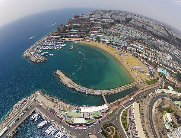 Playa de Puerto Rico con arena dorada y aguas protegidas por espigones, Mogán, Gran Canaria