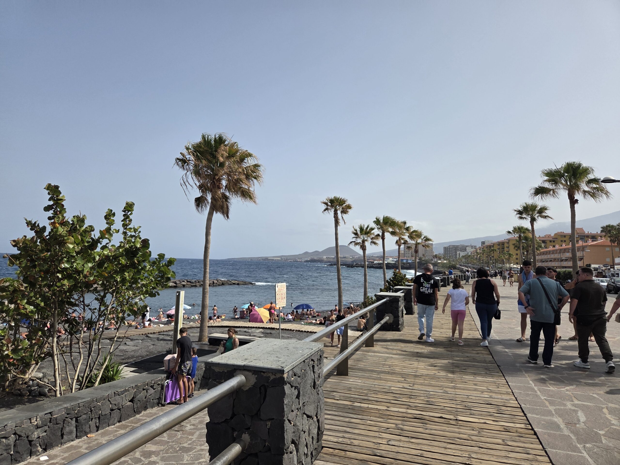 Playa de Punta Larga en Candelaria, Tenerife, con paseo marítimo