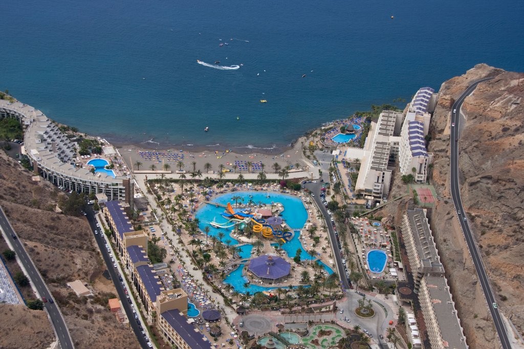 Playa de Taurito con aguas tranquilas y fondos volcánicos, deportes acuáticos en Mogán, Gran Canaria