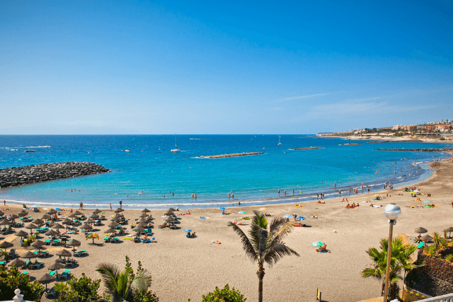 Playa de Troya Costa Adeje con arena dorada y aguas tranquilas en el sur de Tenerife