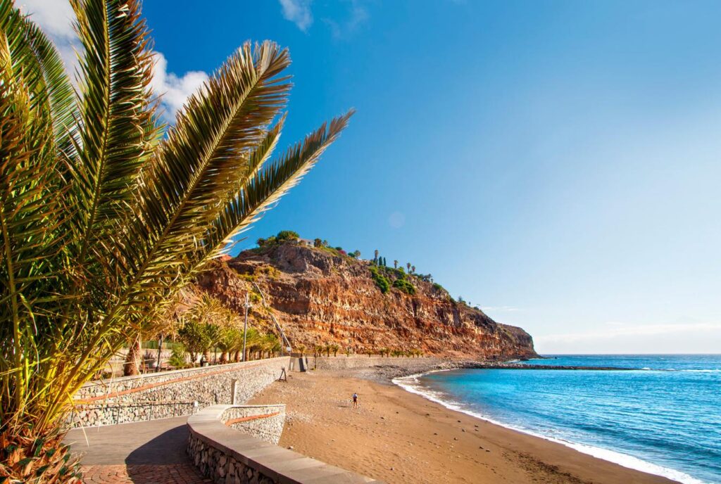 "Playa de la Cueva en San Sebastián de La Gomera con vistas al Teide"