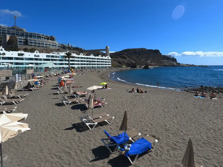 Playa del Cura en Mogán con arena volcánica y acantilados, cala tranquila en Gran Canaria