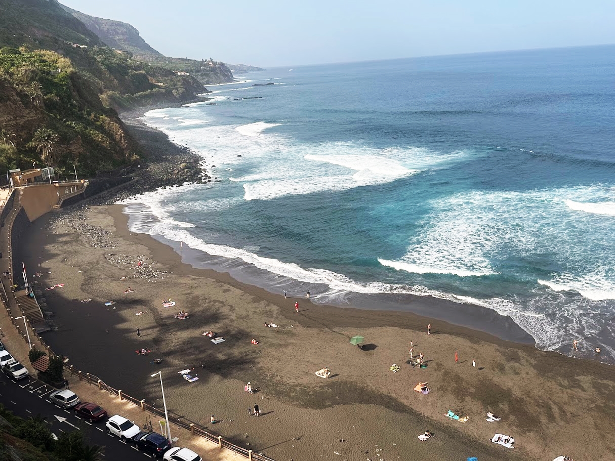 Playa del Socorro en Los Realejos, Tenerife, playa de surf con arena volcánica