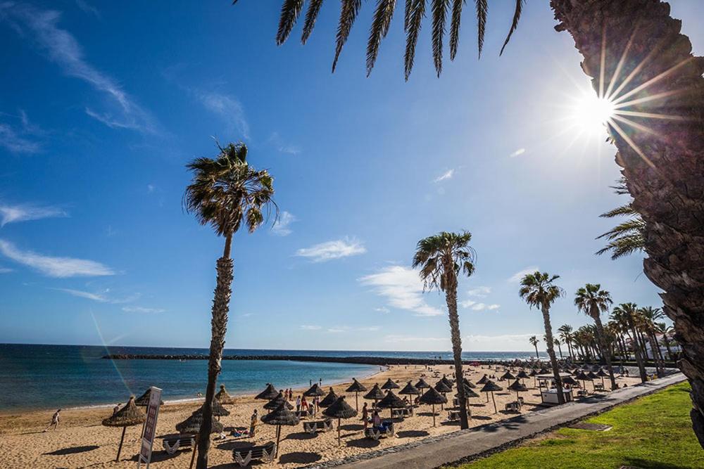 Playa el Camisón Arona Tenerife con arena suave y aguas tranquilas entre Los Cristianos y Las Américas