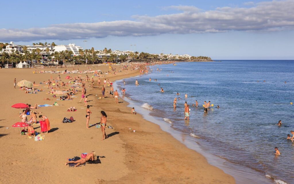 Playa urbana en Puerto del Carmen Playa Grande con arena dorada y el Atlántico, Tías, Lanzarote