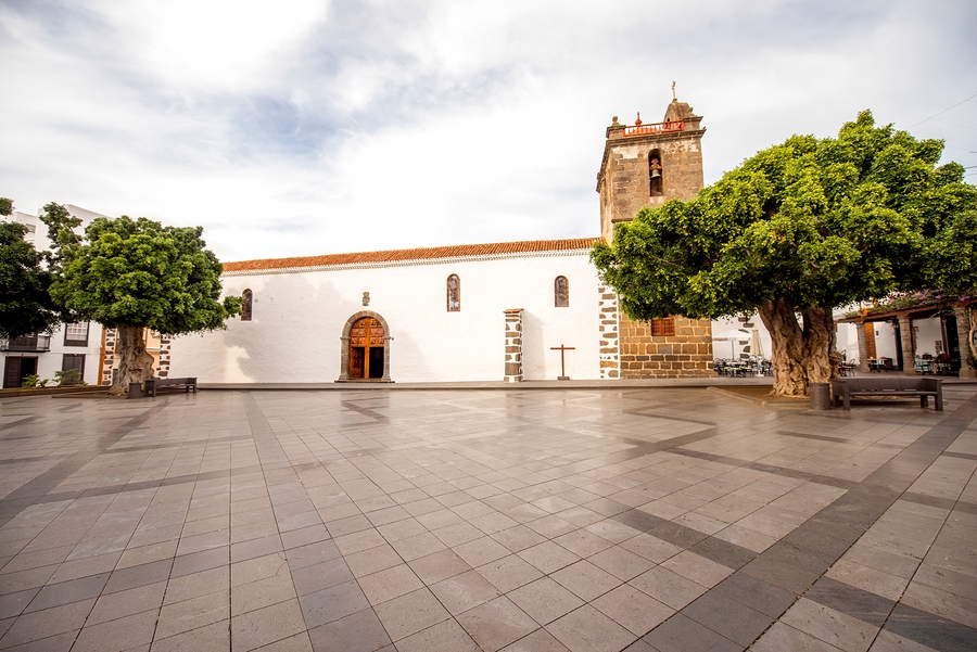 Plaza de España de Los Llanos de Aridane con la iglesia de Nuestra Señora de los Remedios y balcones canarios, La Palma