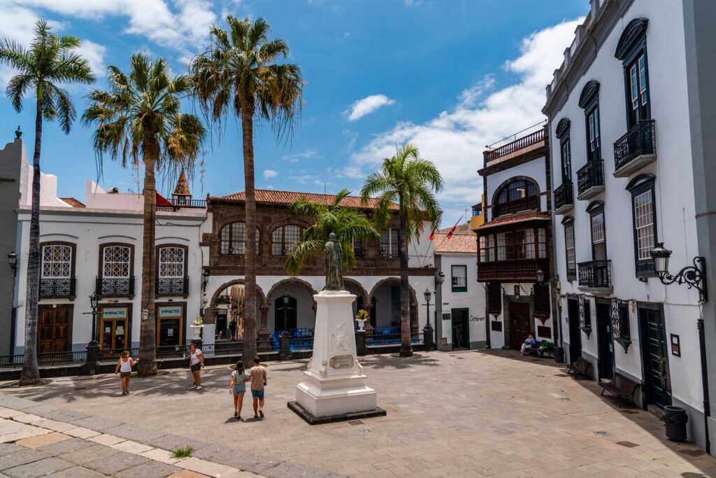 Plaza de España de Santa Cruz de La Palma con la Iglesia de El Salvador y el Ayuntamiento renacentista, capital de La Palma