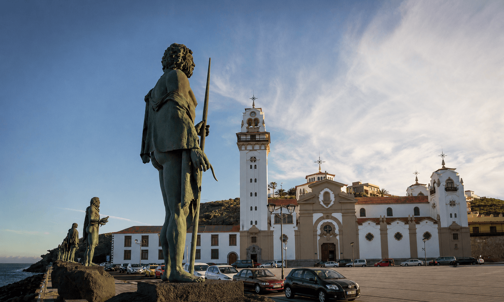 Plaza de la Patrona de Canarias en Candelaria, con la Basílica y las estatuas de los menceyes guanches