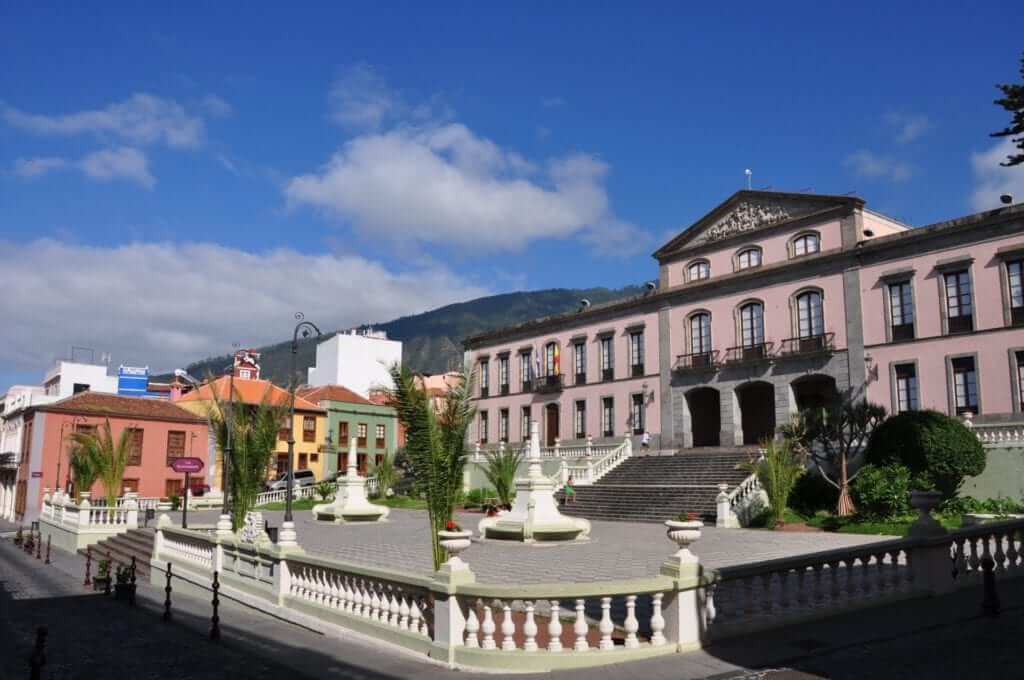 Plaza del Ayuntamiento de La Orotava: vista al valle y al Teide