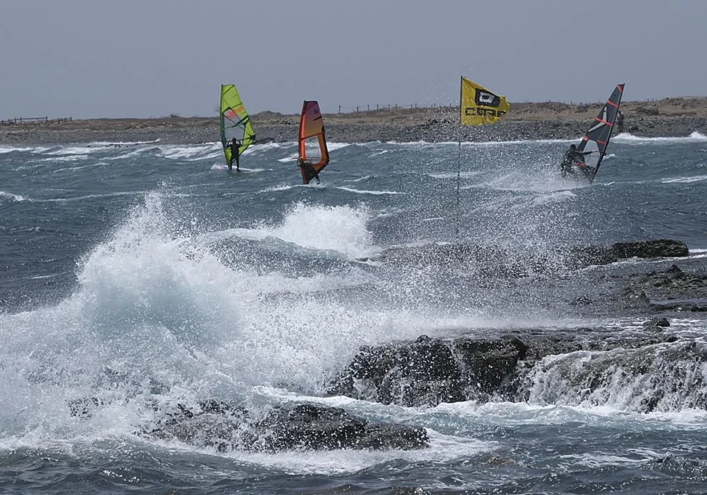 Pozo Izquierdo desde la escollera con surfistas y viento alisio, surf en Gran Canaria