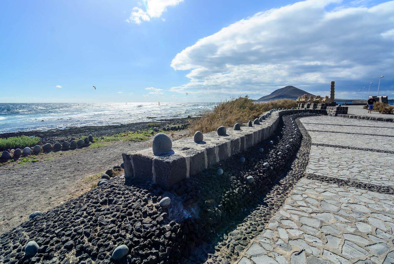 Pueblo de El Médano Tenerife con terrazas y paseo marítimo junto a la Playa El Cabezo
