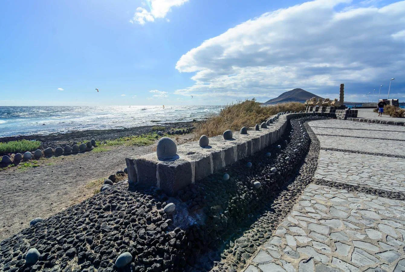 Pueblo de El Médano Tenerife con terrazas y paseo marítimo junto a la Playa El Cabezo