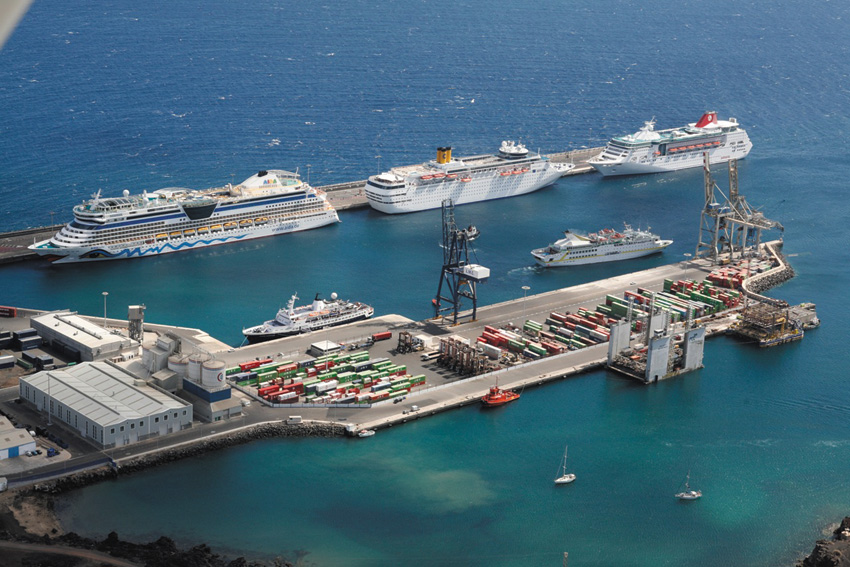 Puerto de Arrecife Lanzarote con ferris y embarcaciones en los muelles, vista general