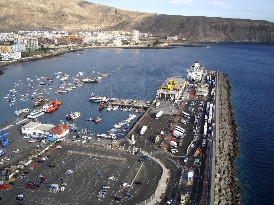 Puerto de Los Cristianos con ferris y embarcaciones junto a la Playa de Los Cristianos, Arona, Tenerife