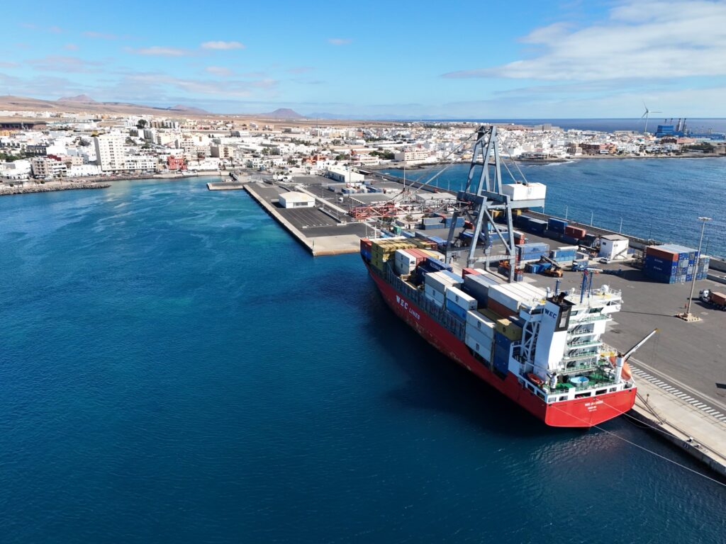 Puerto de Los Mármoles Arrecife Lanzarote con buques de mercancías y zona logística portuaria