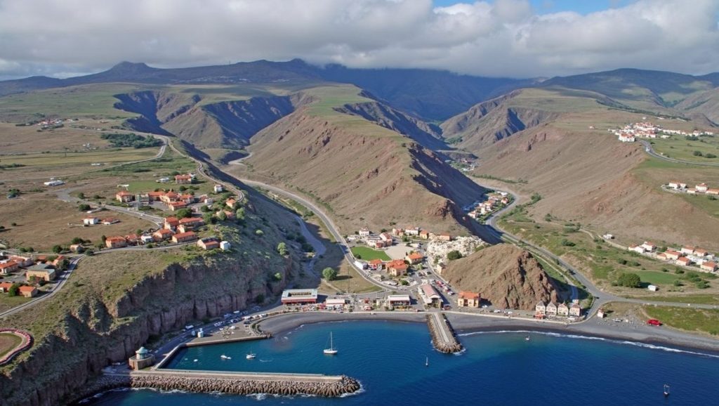 Puerto de Santiago La Gomera embarcaciones pesqueras con acantilados volcánicos y el Atlántico, Alajeró