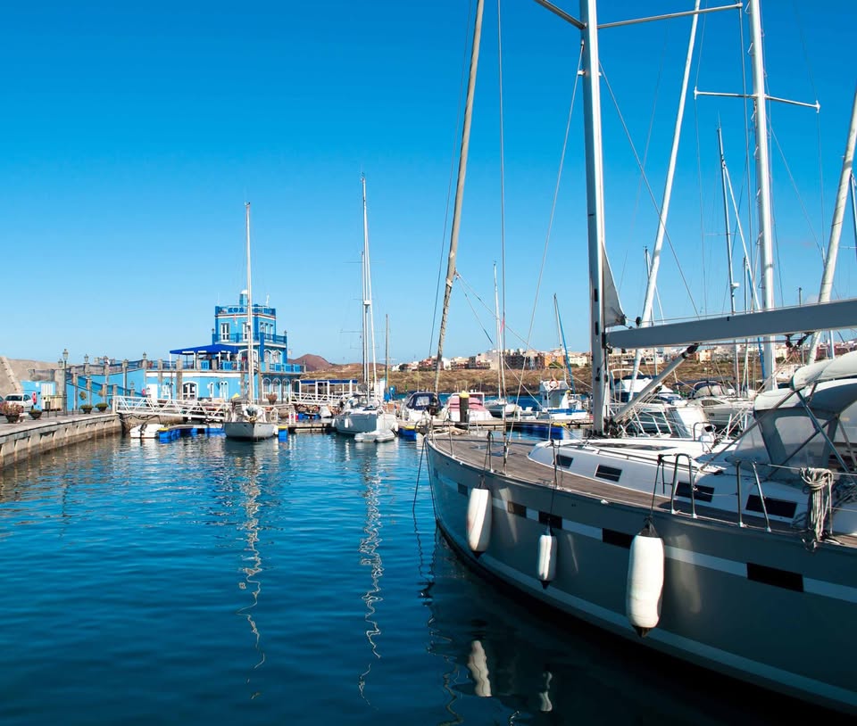 Puerto deportivo Marina del Sur Las Galletas con embarcaciones amarradas y el Atlántico al fondo, Arona