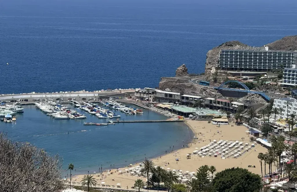 Puerto deportivo de Puerto Rico en Mogán con barcos y excursiones de avistamiento de cetáceos, Gran Canaria