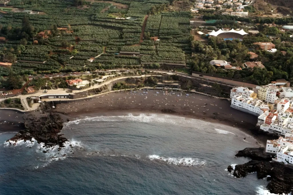 Punta Brava Puerto de la Cruz con barrio marinero y playa de arena negra en Tenerife norte