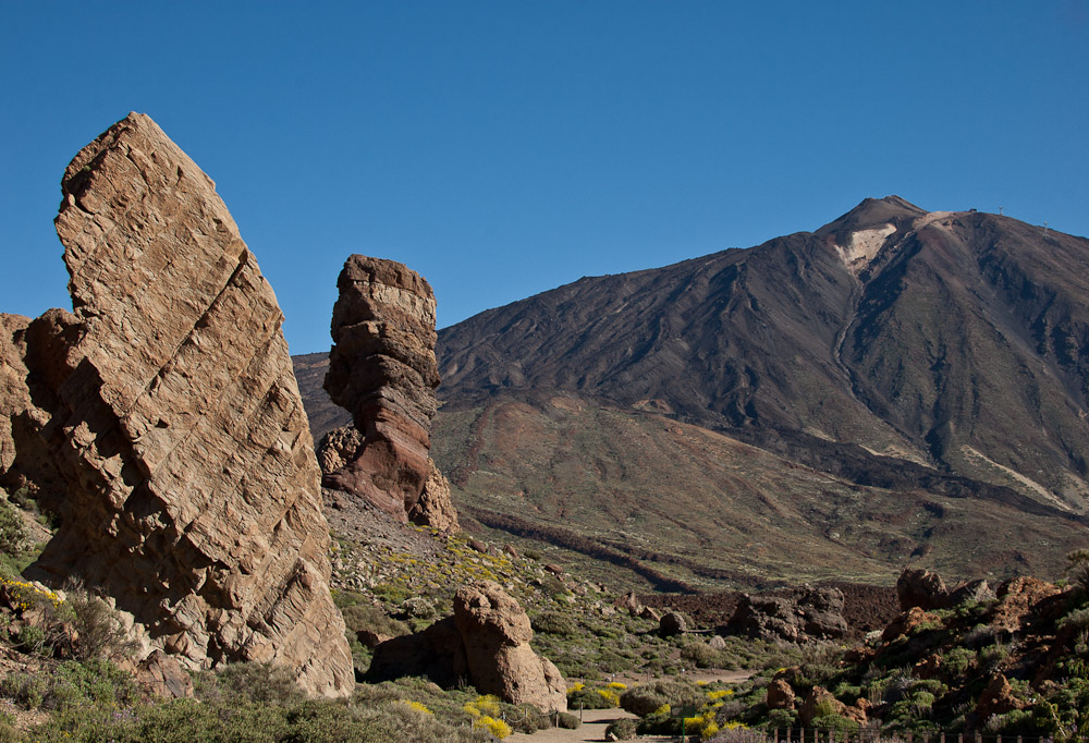 Roques de García en el Parque Nacional del Teide con monte Teide al fondo Tenerife