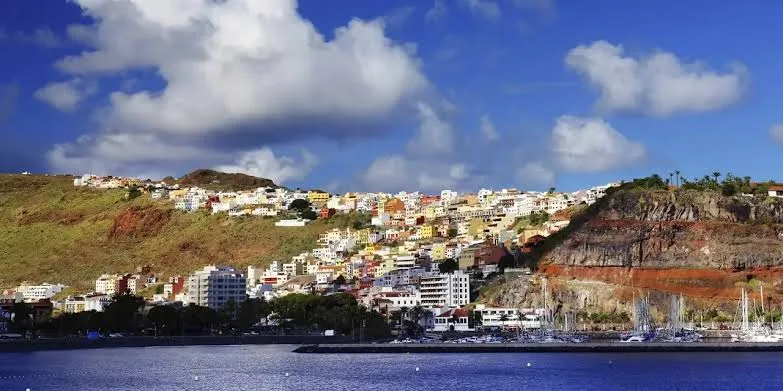 San Sebastián de La Gomera puerto con ferris y casco histórico al fondo, capital de La Gomera