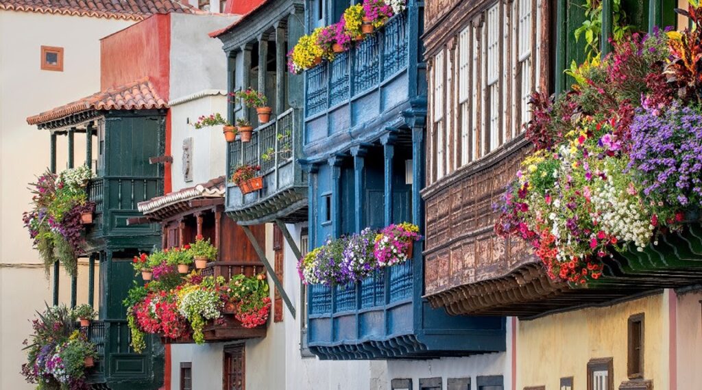 Calle O'Daly de Santa Cruz de La Palma con balcones canarios de madera tallada y comercios históricos, La Palma
