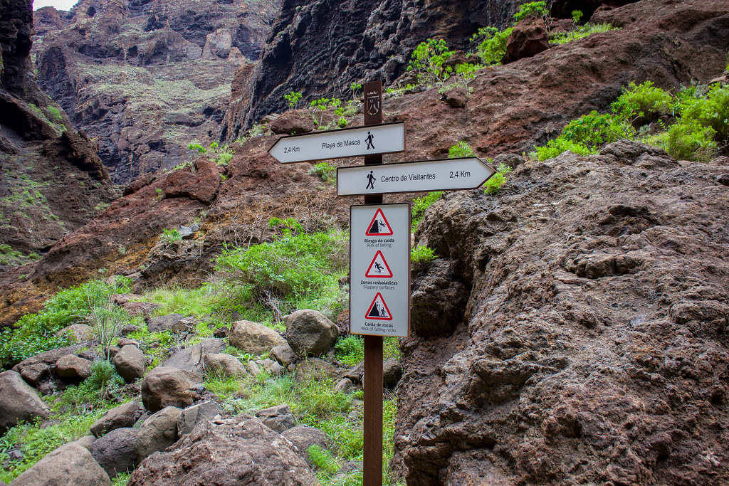 Sendero del barranco de Masca entre paredes volcánicas en el Parque Rural de Teno Tenerife