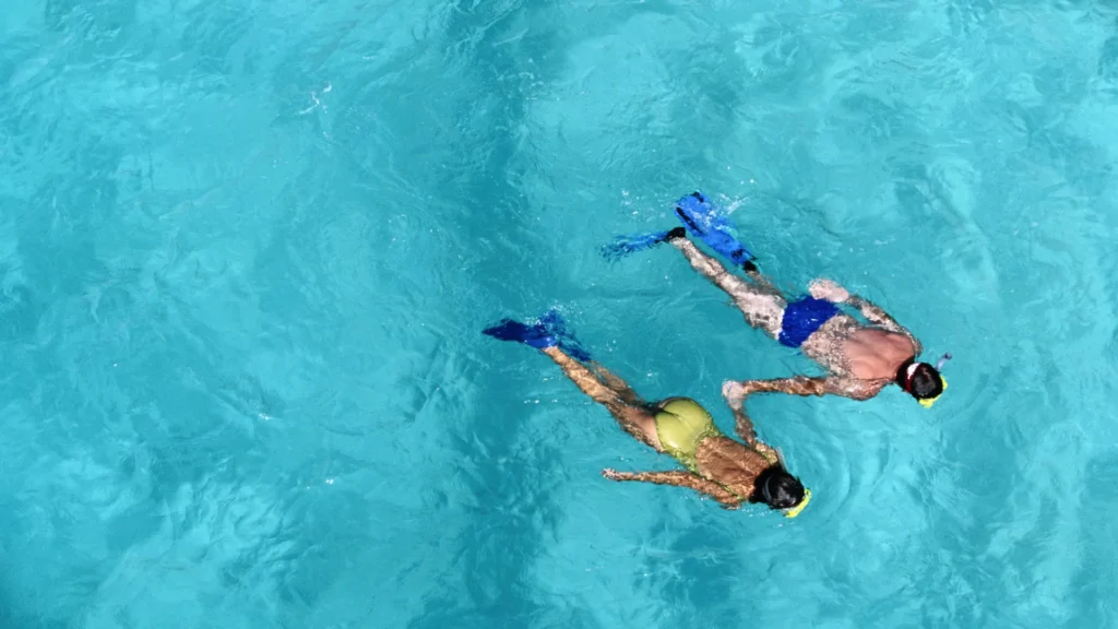 Snorkel en la playa de Ajabo de Callao Salvaje con fondos rocosos volcánicos y agua transparente, Tenerife