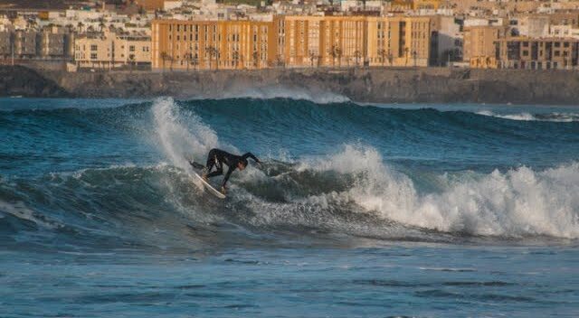 https://canariaslife.com/wp-content/uploads/2026/07/Surf-en-Las-Canteras-e1784362117752.jpg