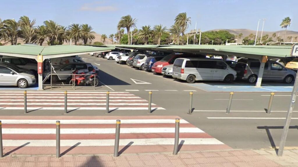 Terminal del Aeropuerto de Fuerteventura El Matorral con accesos y aparcamiento, Puerto del Rosario