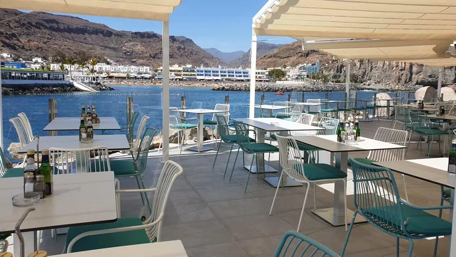 Terraza de restaurante frente al puerto de Mogán con vistas al canal, Gran Canaria