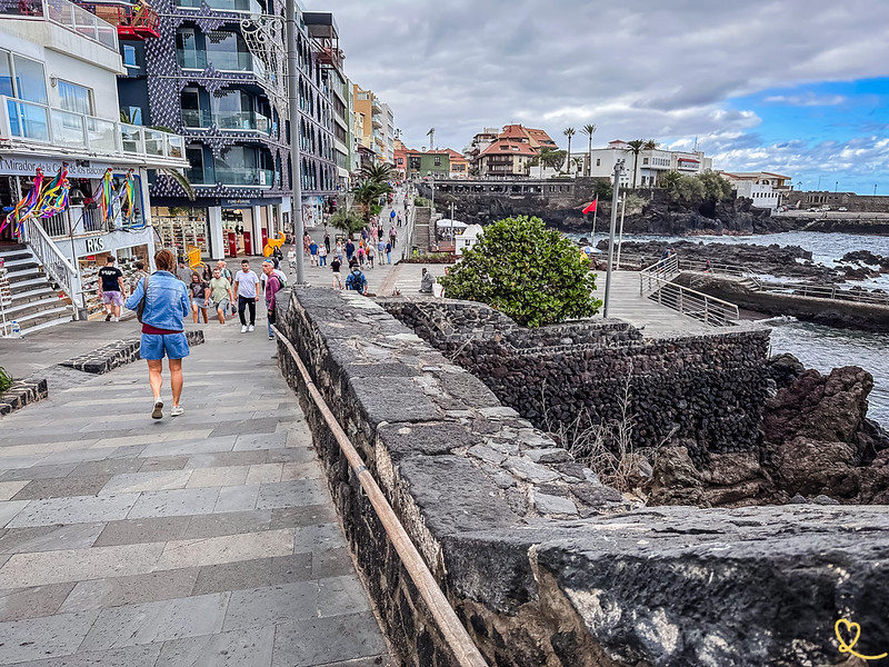 Terrazas y paseo marítimo del Paseo San Telmo en Puerto de la Cruz Tenerife con vistas al Atlántico