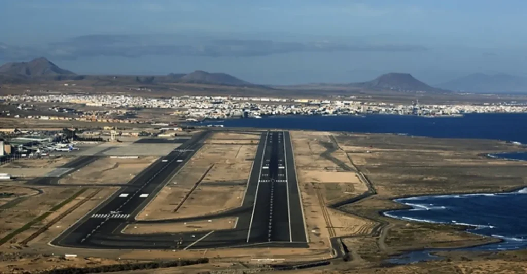 Turismo en Fuerteventura aviones en el Aeropuerto de Fuerteventura con la isla volcánica al fondo