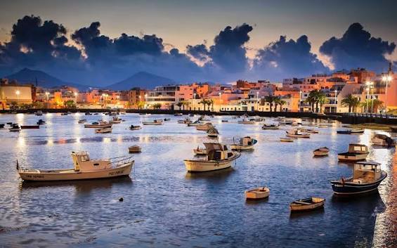 Turismo en el puerto de Arrecife Lanzarote paseo marítimo Charco de San Ginés atardecer