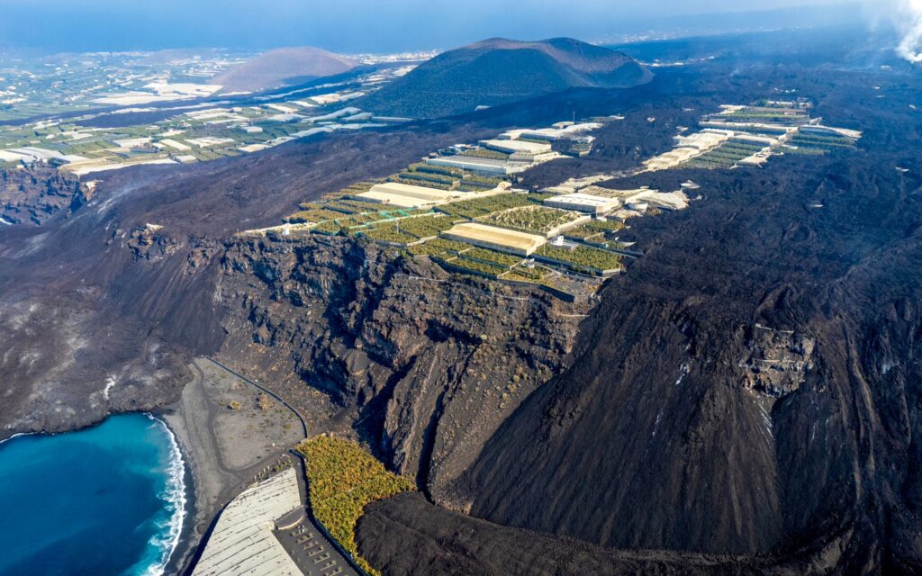 Valle de Aridane visto desde las alturas con plataneras, colada volcánica y el océano, La Palma