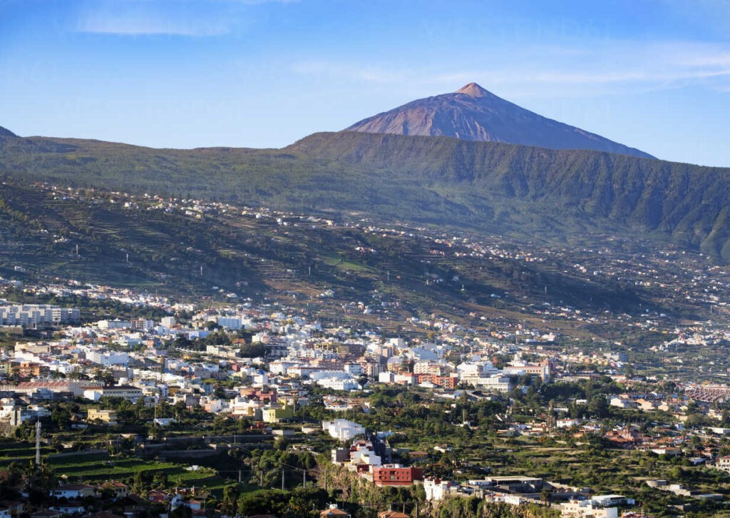 Valle de La Orotava Tenerife con vista al Teide y paisaje verde desde los jardines del municipio