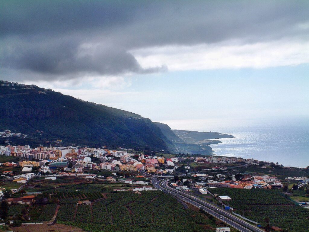 Valle de Los Realejos con costa atlántica y montaña al fondo en el norte de Tenerife