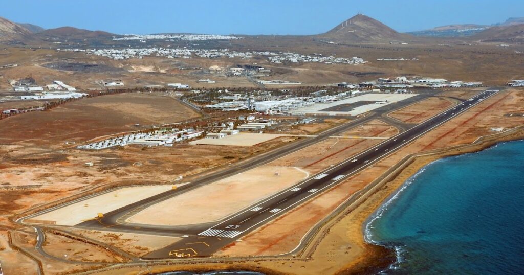Vista aérea Aeropuerto de Lanzarote Arrecife con la costa volcánica y el Atlántico al fondo