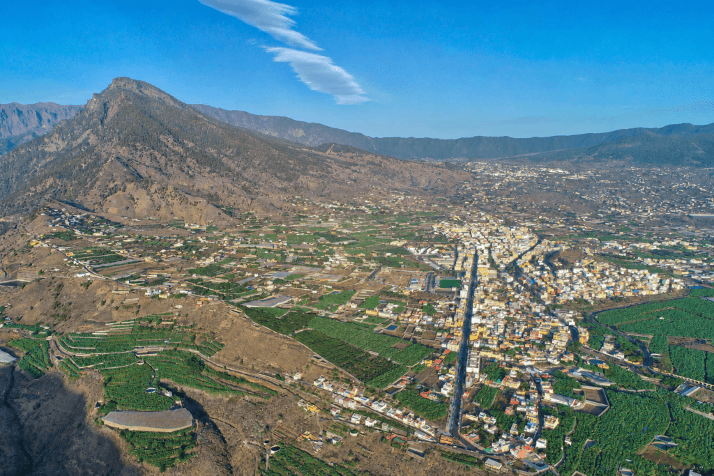 Vista aérea de Los Llanos de Aridane con el Valle de Aridane y la Caldera de Taburiente al fondo, La Palma