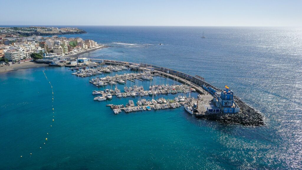 Vista aérea de Marina del Sur Las Galletas con el puerto deportivo y la flota pesquera, Arona, Tenerife