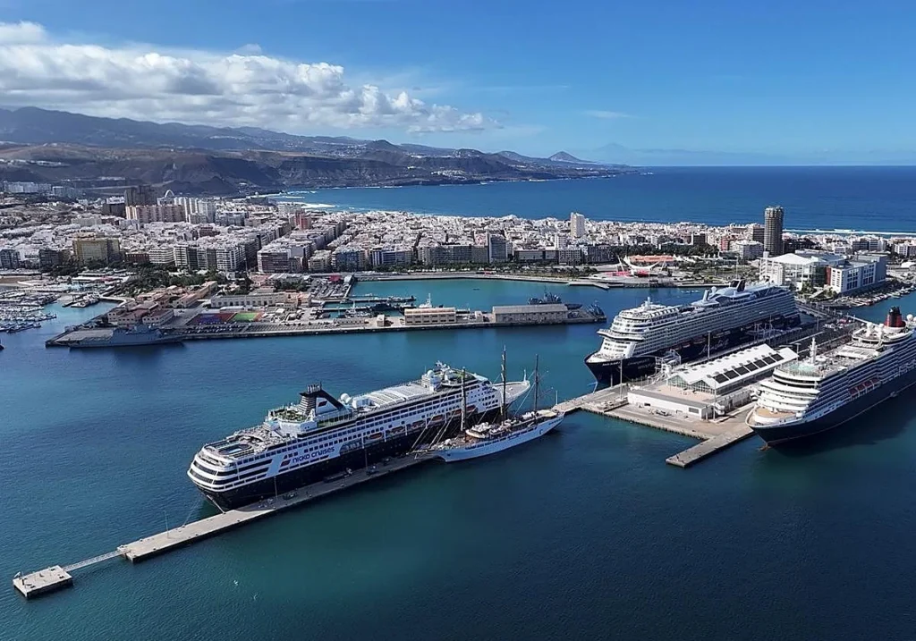 Vista aérea del Puerto de La Luz Las Palmas con el muelle de cruceros y la ciudad al fondo, Gran Canaria