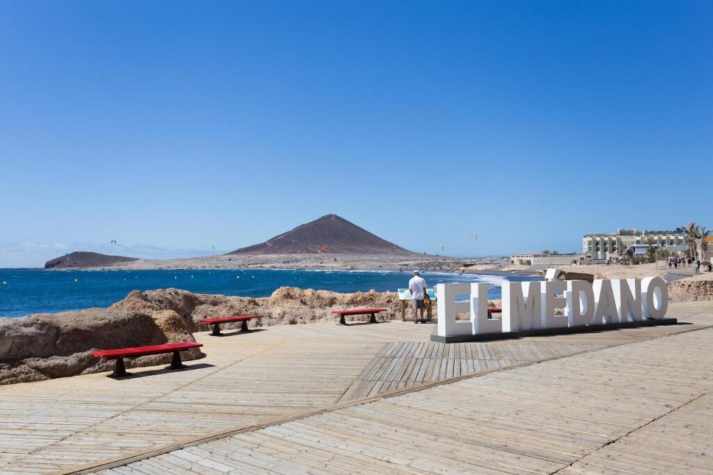 Vista aérea de El Médano con Playa Leocadio Machado y Montaña Roja, sur de Tenerife